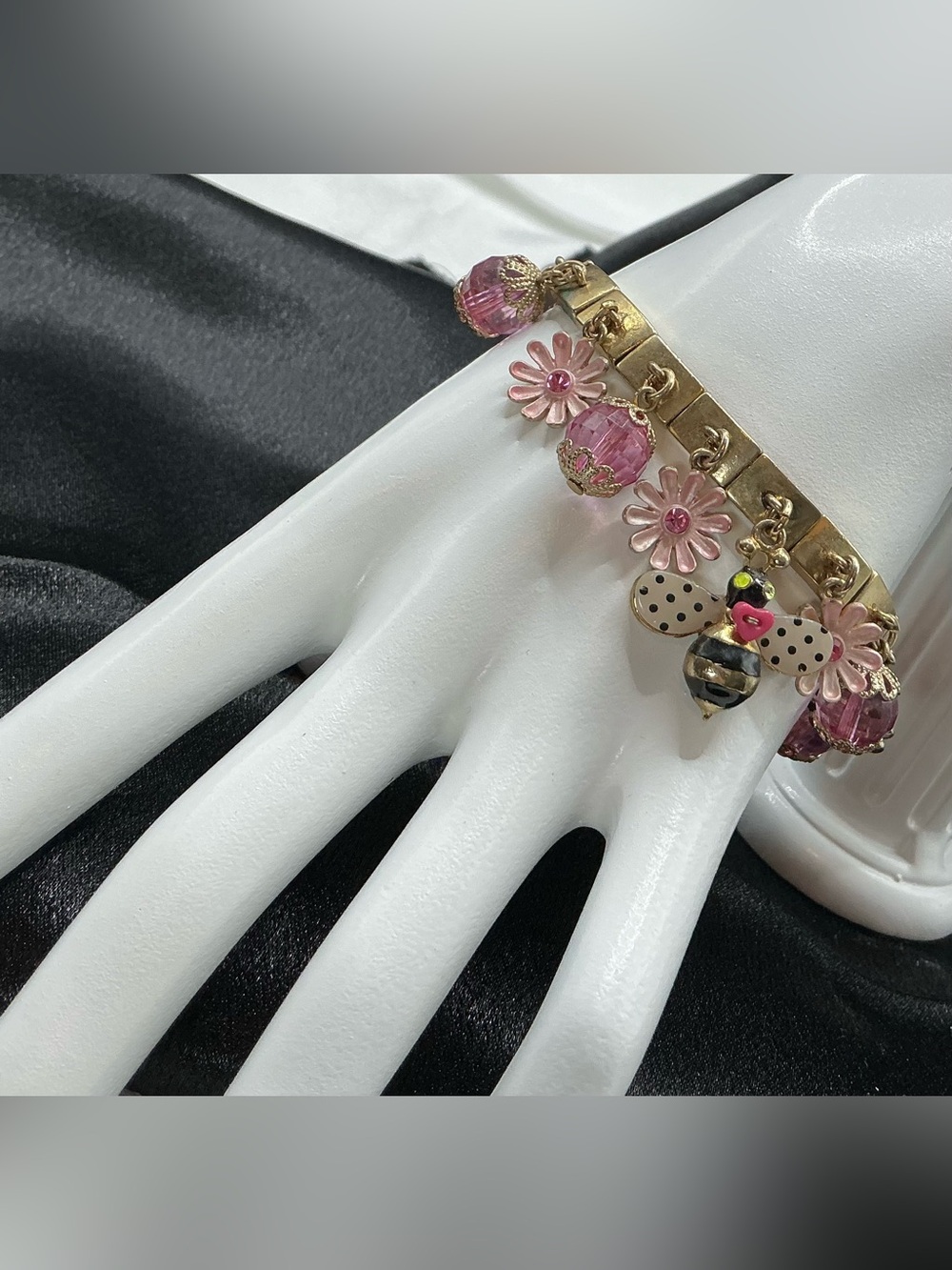 BETSEY JOHNSON POLKA DOT BEE PINK BEAD CHARM STRETCH BRACELET
